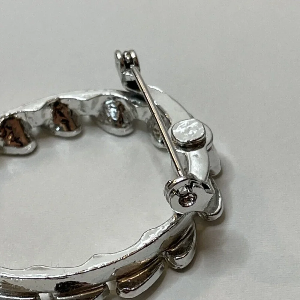 Signed Gerry's Oval Silver Tone Metal Heart Wreath Brooch Pin Vintage AL5.4‎